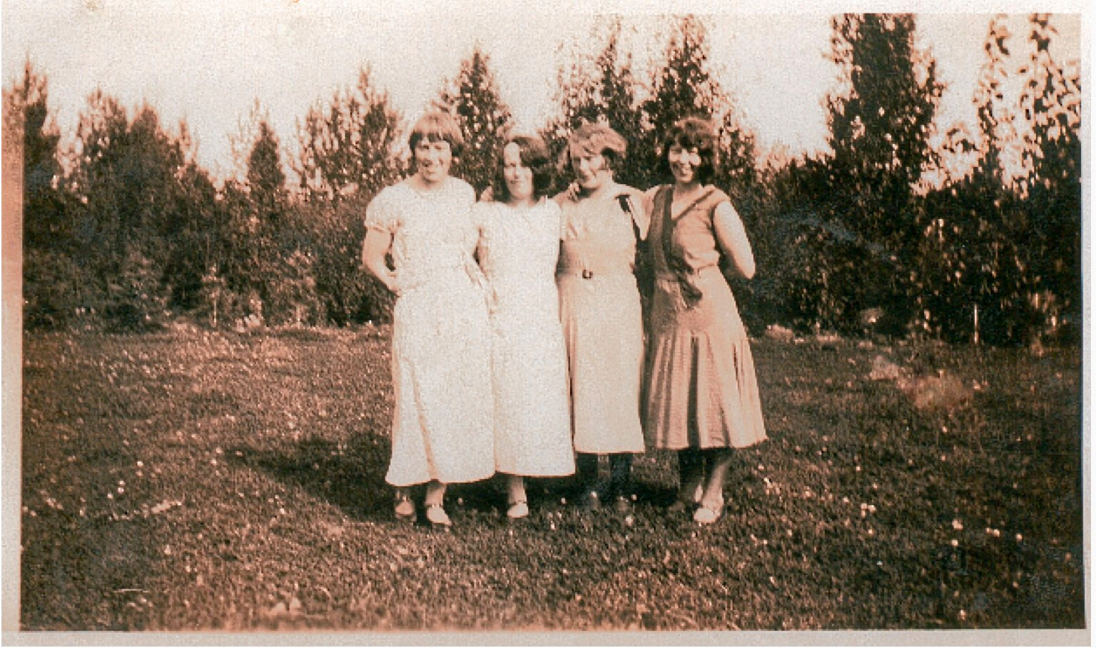 Hopps sisters: Gwen, Florence, Ethel, Laura – 1932 Hopps sisters: Gwen, Florence, Ethel, Laura – 1932