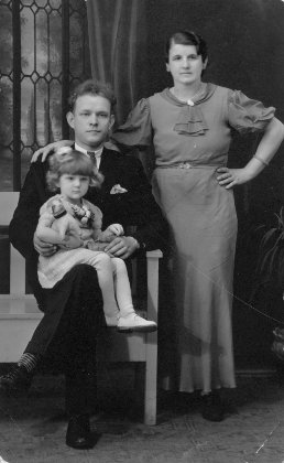 Julia's marriage to Andrew Yachimec. Julia's daughter Myn on Andrew's lap. November 1933. Julia's marriage to Andrew Yachimec. Julia's daughter Myn on Andrew's lap. November 1933.