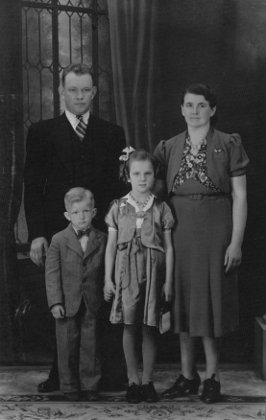 Family photo. Back: Andrew and Julia. Front: Walter and Amelia (Myn). 1939. Family photo. Back: Andrew and Julia. Front: Walter and Amelia (Myn). 1939.