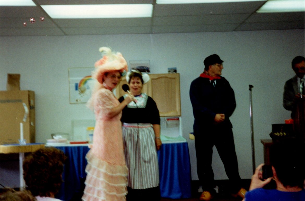 Win in Klondike dress and hat with Dutch couple